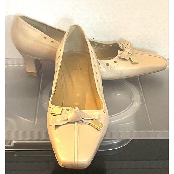 STUART WEITZMAN Vintage Metallic Gold Bow Accent Kitten heels Elegant Cream6.5 M - Picture 4 of 10